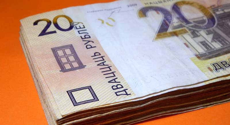 Зарплата в Беларуси падает уже не первый месяц