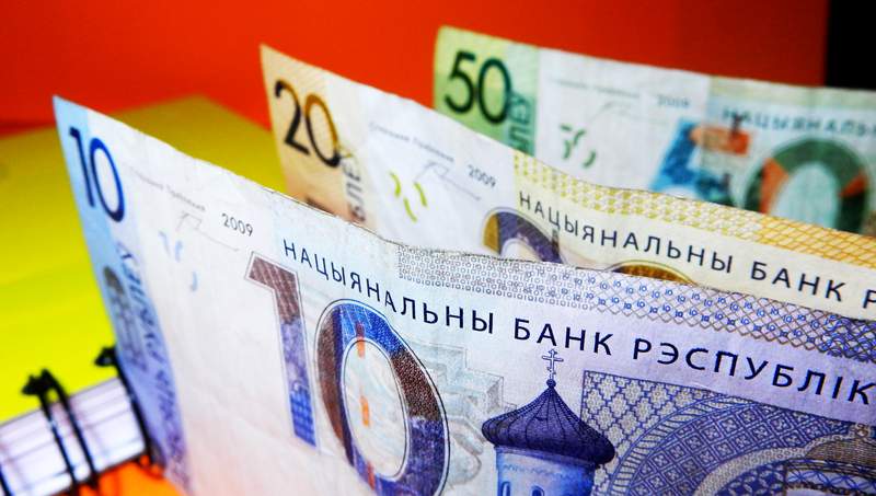 Белорусский рубль у годового максимума