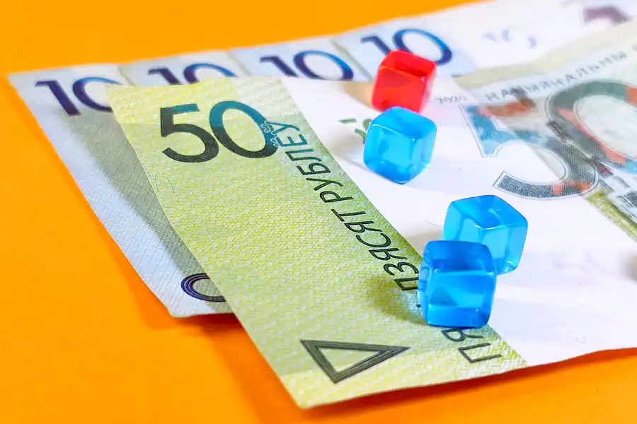 Белорусский рубль дорожает и к доллару, и к рублю 11 марта 2026 на БВФБ