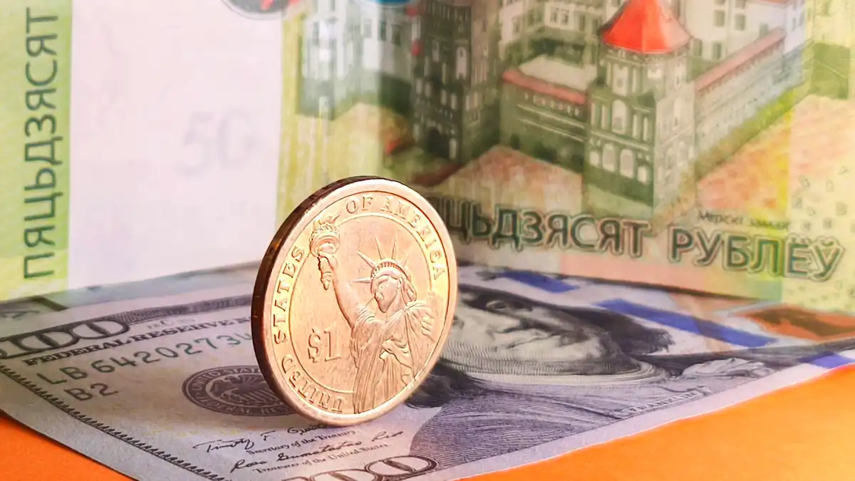 Курс доллара вырос на первых торгах в июне 2026