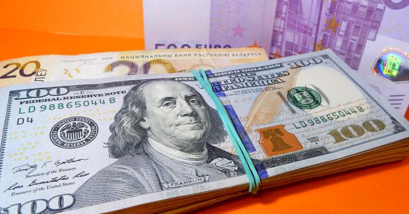 Второй день белорусский рубль девальвируется к доллару и евро на бирже 29 августа 2022