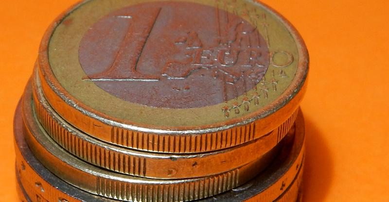 Евро может подешеветь к доллару ниже 0,9 доллара