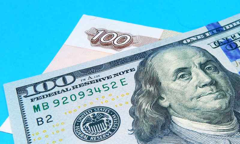 Доллар и российский рубль появились на первых летних торгах 1 июня 2023
