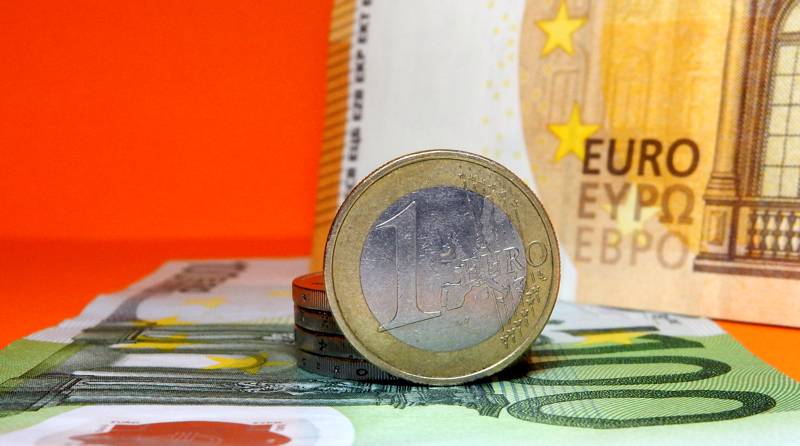 Курс евро упал до минимума за 24 дня