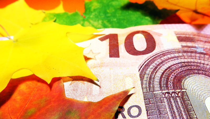 На торгах в пятницу 16 сентября евро оставил минимум за 926 дней