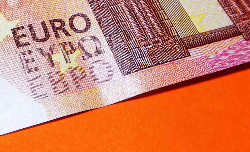 Евро подешевеет к доллару до паритета
