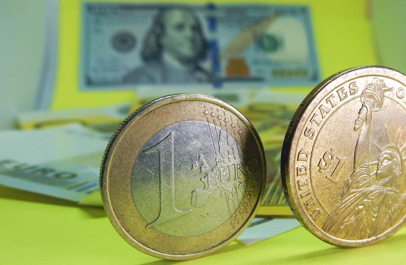 Евро и доллар дешевеют