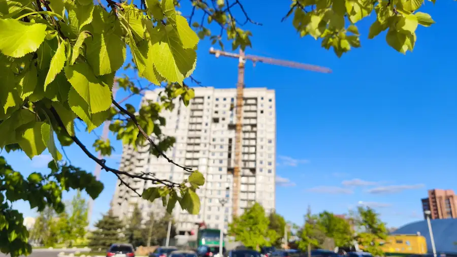 Строительство жилья в сельской местности растёт, а в городах падает