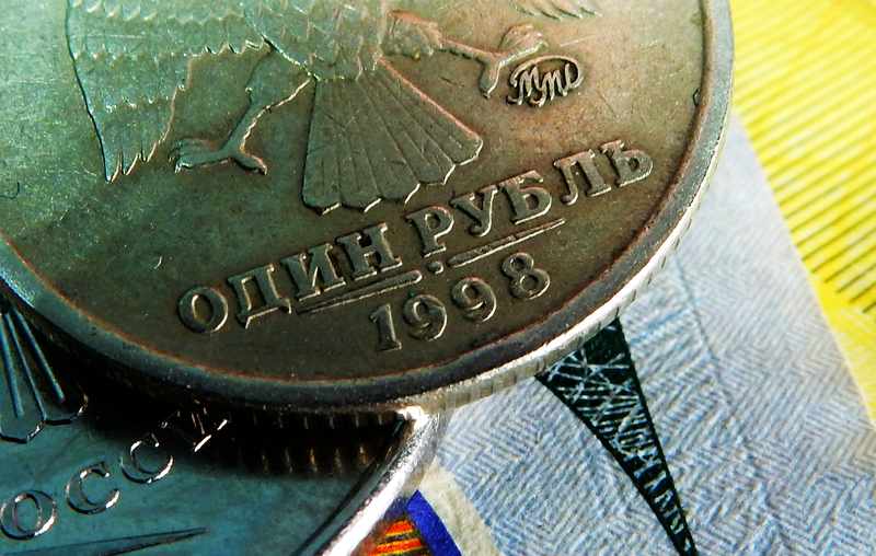 Доллар опять укрепляется на фоне снижения курса российского рубля утром 22 ноября 2023