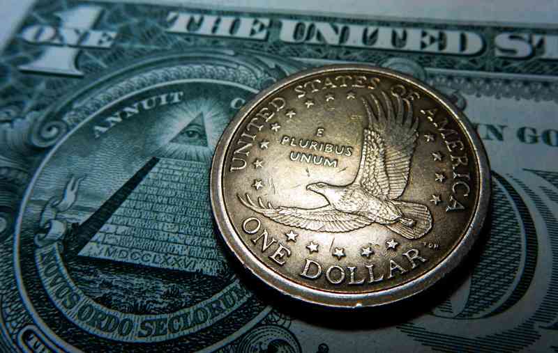 Доллар может  резко подорожать к евро после нового года