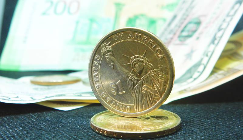 Доллар ещё будет падать к российскому рублю