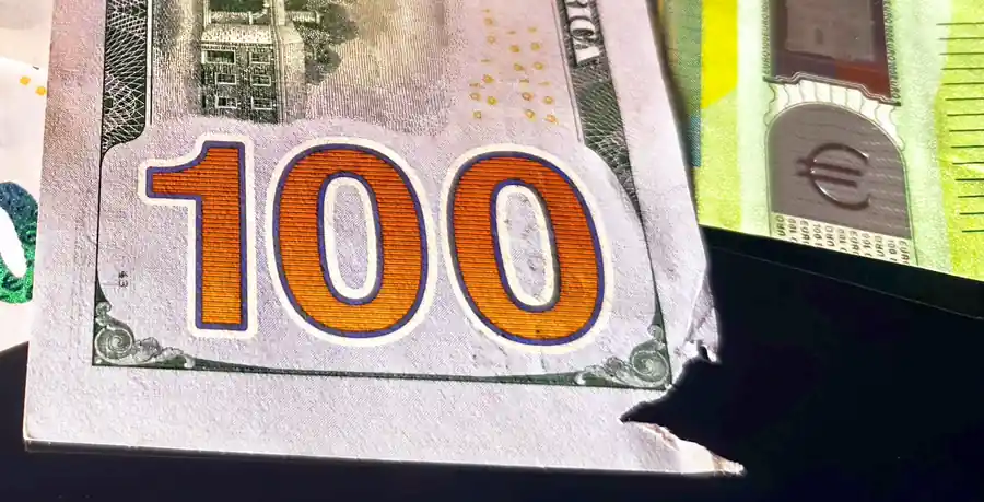 Курс доллара начал падать на торгах 18 декабря 2025