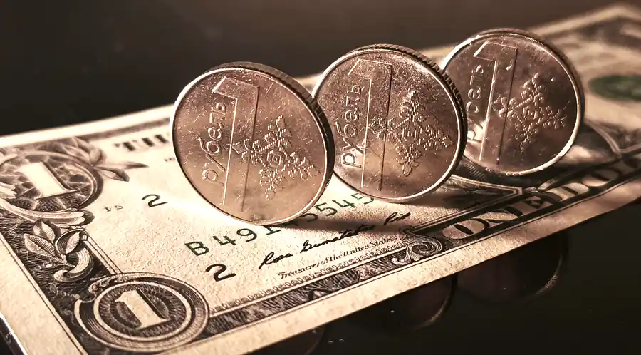 Доллар стремится к трём рублям