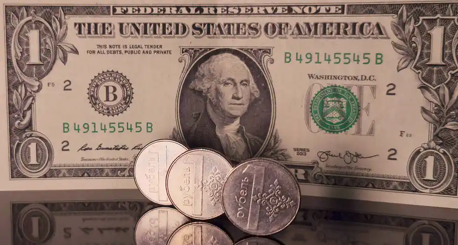 Доллар подбирается к трём рублям