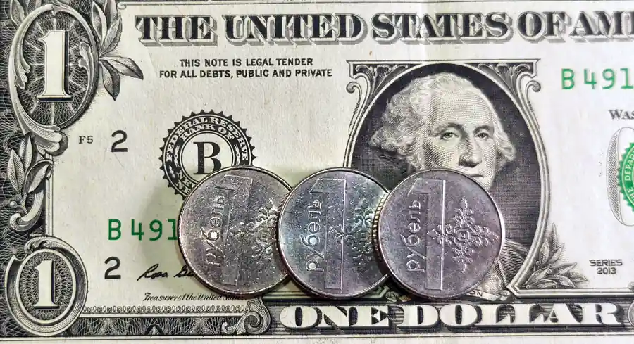 Резким укреплением доллара завершились торги 17 декабря 2025