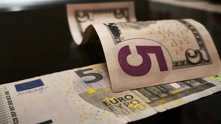 У доллара максимум за месяц, а у евро за два 19 декабря 2025